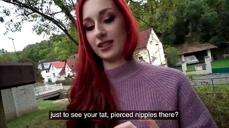 Рыженькая девушка показывает маленькие сиськи за деньги