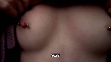 Рыженькая девушка показывает маленькие сиськи за деньги