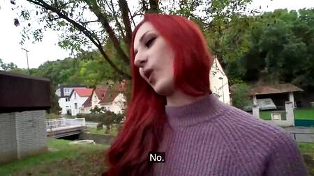 Рыженькая девушка показывает маленькие сиськи за деньги