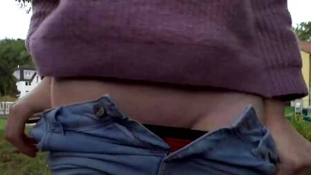 Рыженькая девушка показывает маленькие сиськи за деньги