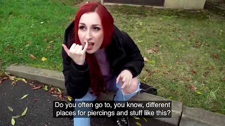 Рыженькая девушка показывает маленькие сиськи за деньги