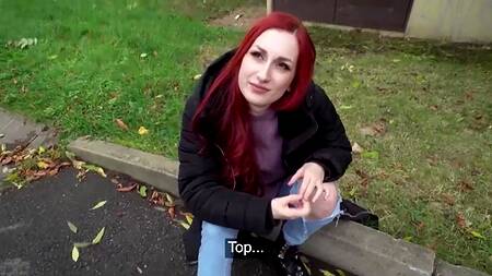 Рыженькая девушка показывает маленькие сиськи за деньги