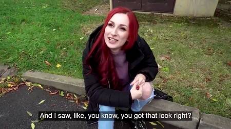 Рыженькая девушка показывает маленькие сиськи за деньги