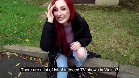 Рыженькая девушка показывает маленькие сиськи за деньги