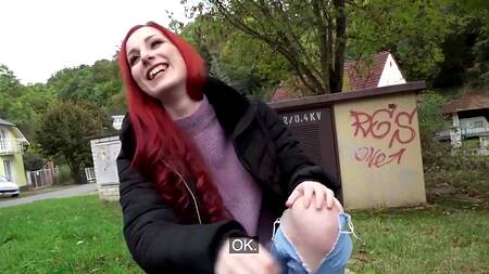 Рыженькая девушка показывает маленькие сиськи за деньги