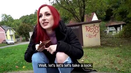 Рыженькая девушка показывает маленькие сиськи за деньги