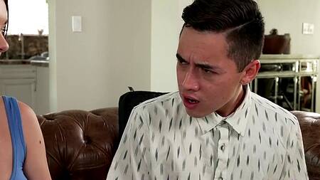 Опытная блондинка Cory Chase учит пару ебаться