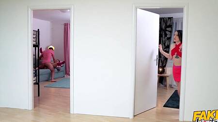 Татуированная постоялица хостела трахнулась с парой