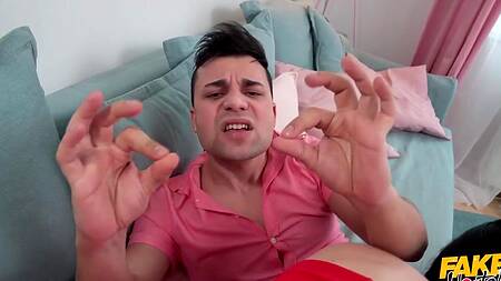 Татуированная постоялица хостела трахнулась с парой