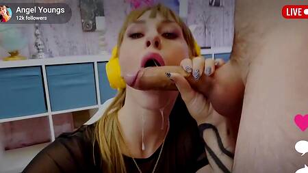 За спиной девушки трахает её подругу блогерку