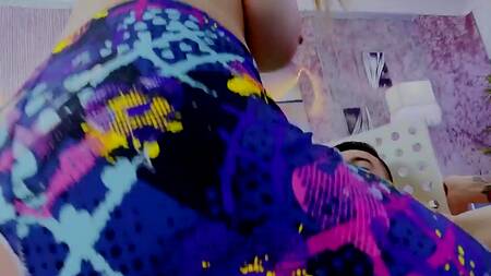 За спиной девушки трахает её подругу блогерку