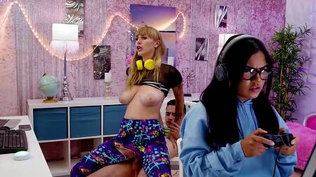 За спиной девушки трахает её подругу блогерку