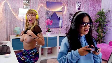 За спиной девушки трахает её подругу блогерку