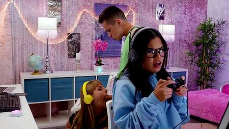 За спиной девушки трахает её подругу блогерку