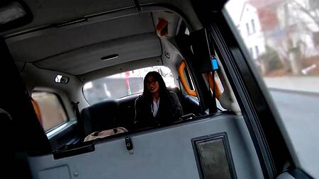 Продавщица секс игрушек жарко ебется с таксистом