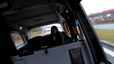 Продавщица секс игрушек жарко ебется с таксистом