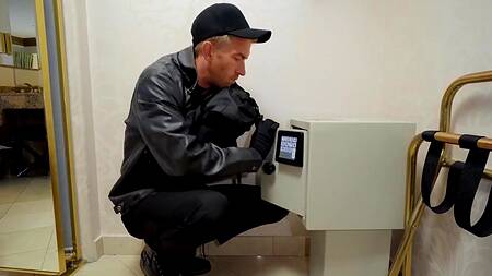 Вору приходится жестко ебать в жопу замужнюю азиатку