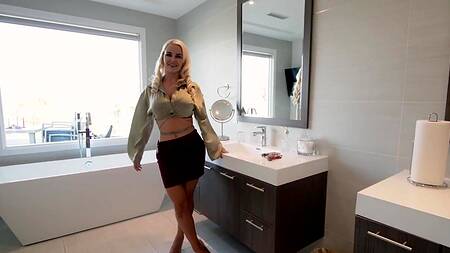 Развратная подруга мамки встает раком и дает в пизду