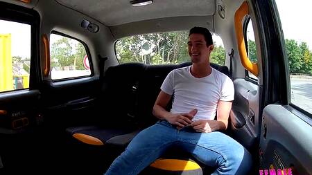 Красивая таксистка Lady Gang берет перерыв и ебется