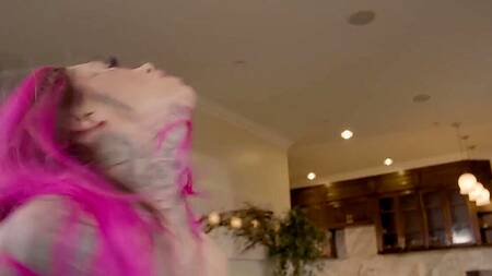 Татуированная Chantal Danielle с розовыми волосами жестко ебется