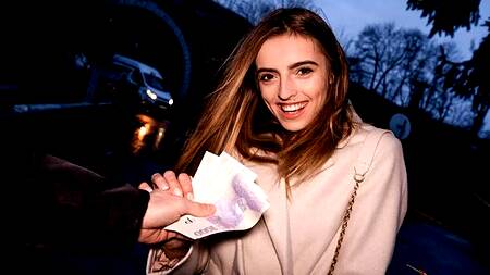 Веселая Alba Lala соглашается на секс за деньги