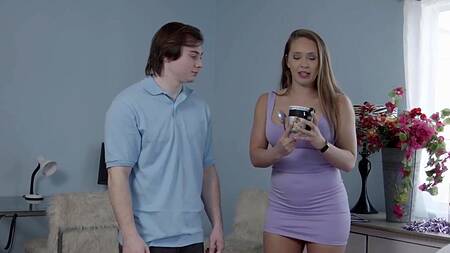 Помогает мамке девушки по хозяйству и жарко её трахает