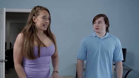 Помогает мамке девушки по хозяйству и жарко её трахает