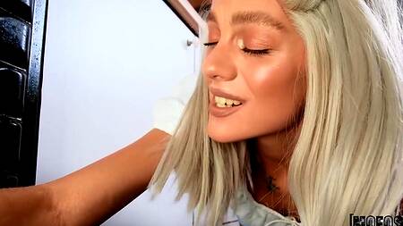 Если девушка застряла, то её нужно выебать в срочном порядке