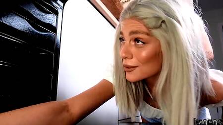 Если девушка застряла, то её нужно выебать в срочном порядке