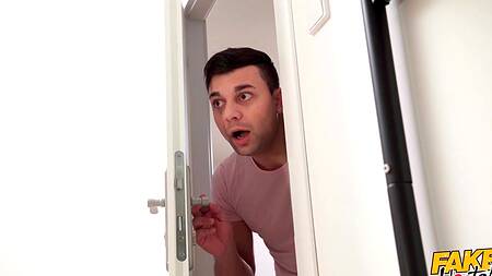 Член застревает в пылесосе, но худая подруга спасает парня