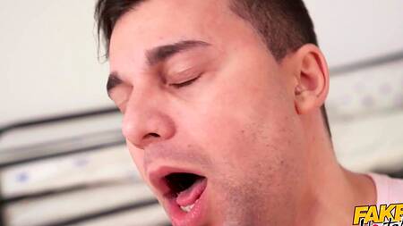 Член застревает в пылесосе, но худая подруга спасает парня