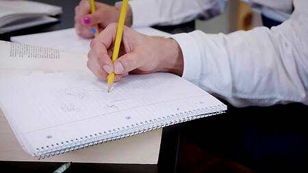 Стройная студентка жарко ебется с однокурсником и сквиртит