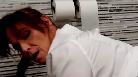 Зрелая официантка дает в попку в туалете ресторана