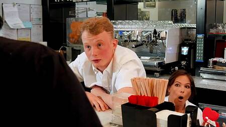 Зрелая официантка дает в попку в туалете ресторана