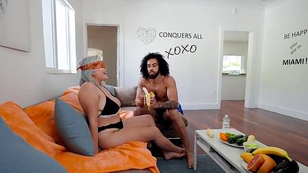 Толстая Adaline Star в бассейне сосет черный хуй негра