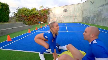 Спортсменка ебется на площадке во время игры в мини футбол