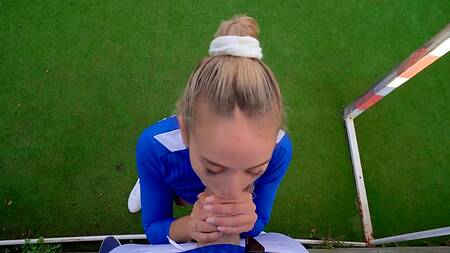 Спортсменка ебется на площадке во время игры в мини футбол