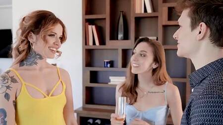 Мужик с большим членом изменяет жене и ебет татуированную телку