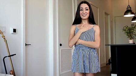 Стройная падчерица получает сперму отчима на лицо после ебли