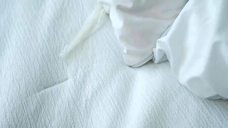 Стройная падчерица получает сперму отчима на лицо после ебли