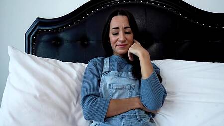 Стройная падчерица получает сперму отчима на лицо после ебли