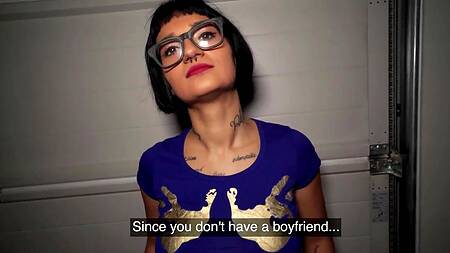 Милую девку в очках не трудно развести на секс за деньги