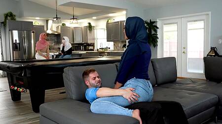 Три развратные мусульманки наслаждаются одним членом