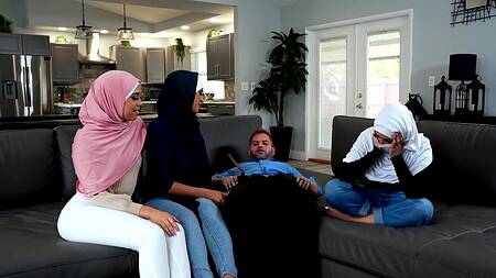 Три развратные мусульманки наслаждаются одним членом