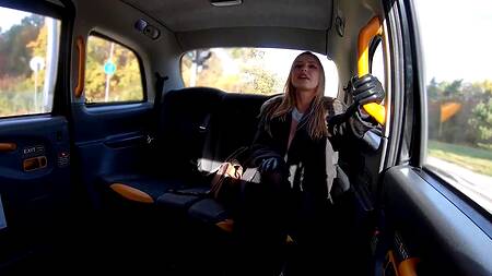 Милая пассажирка в свитере соблазняет таксиста на еблю