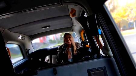 Милая пассажирка в свитере соблазняет таксиста на еблю