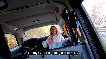 Милая пассажирка в свитере соблазняет таксиста на еблю