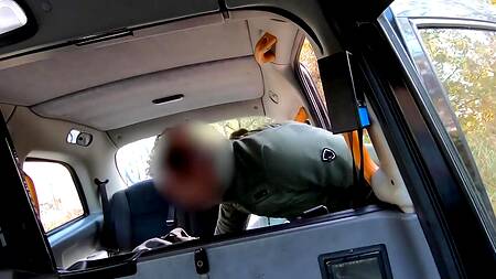 Милая пассажирка в свитере соблазняет таксиста на еблю