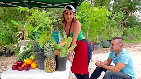 Roxie Sinner ебется на рынке вместо продажи овощей