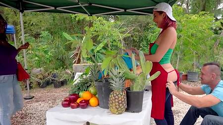 Roxie Sinner ебется на рынке вместо продажи овощей